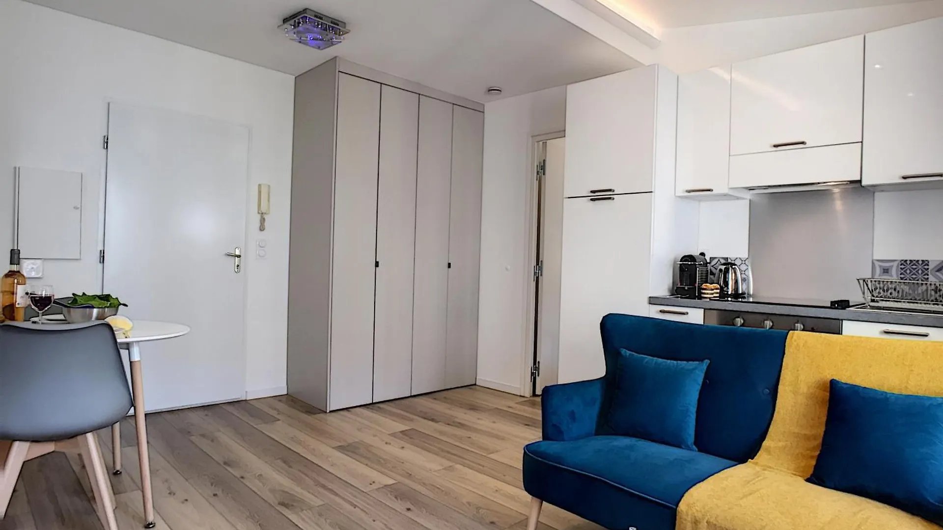 Nestor&Jeeves - Cozy Cloud - Central - Near Beach Nice Apartment